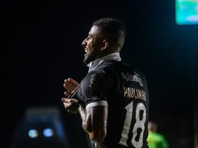Vasco vence Bragantino no fim e se garante na Série A