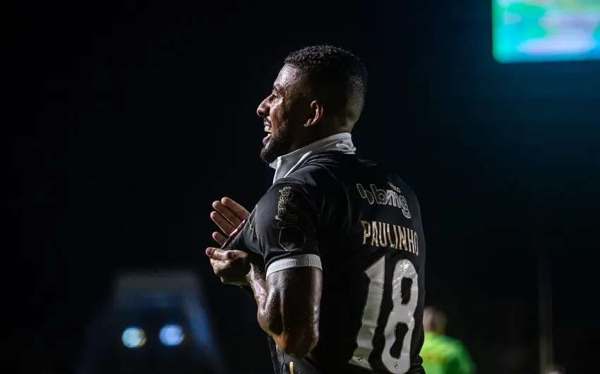 Vasco vence Bragantino no fim e se garante na Série A
