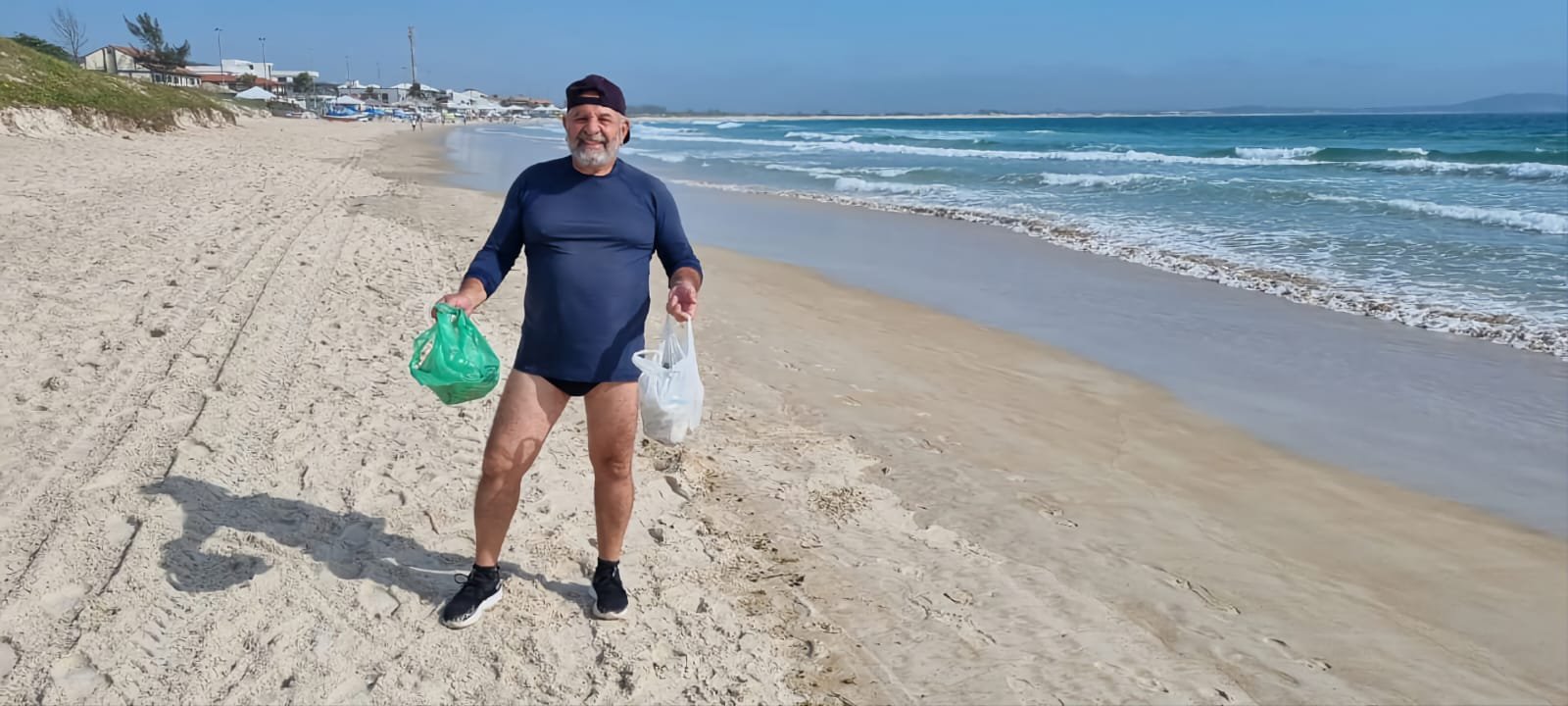 Artesão 'transforma' lixo de áreas turísticas do RJ em cadeiras de rodas