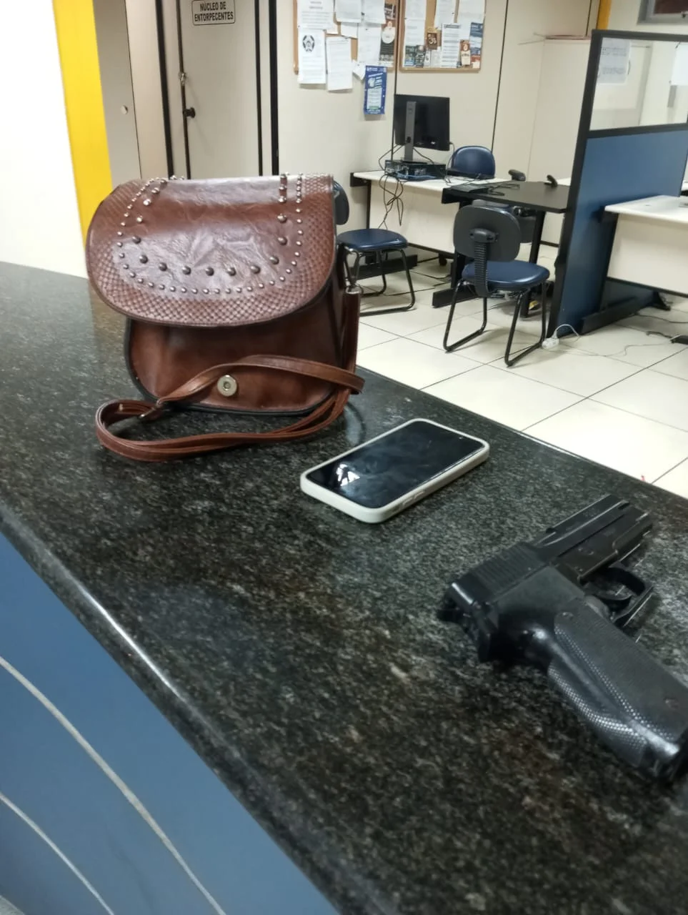 Bandido que assaltava com arma de mentira na Região Oceânica é preso de verdade