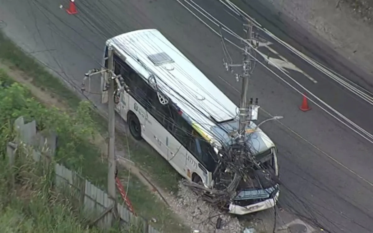 Acidente com ônibus na Zona Oeste deixa um ferido