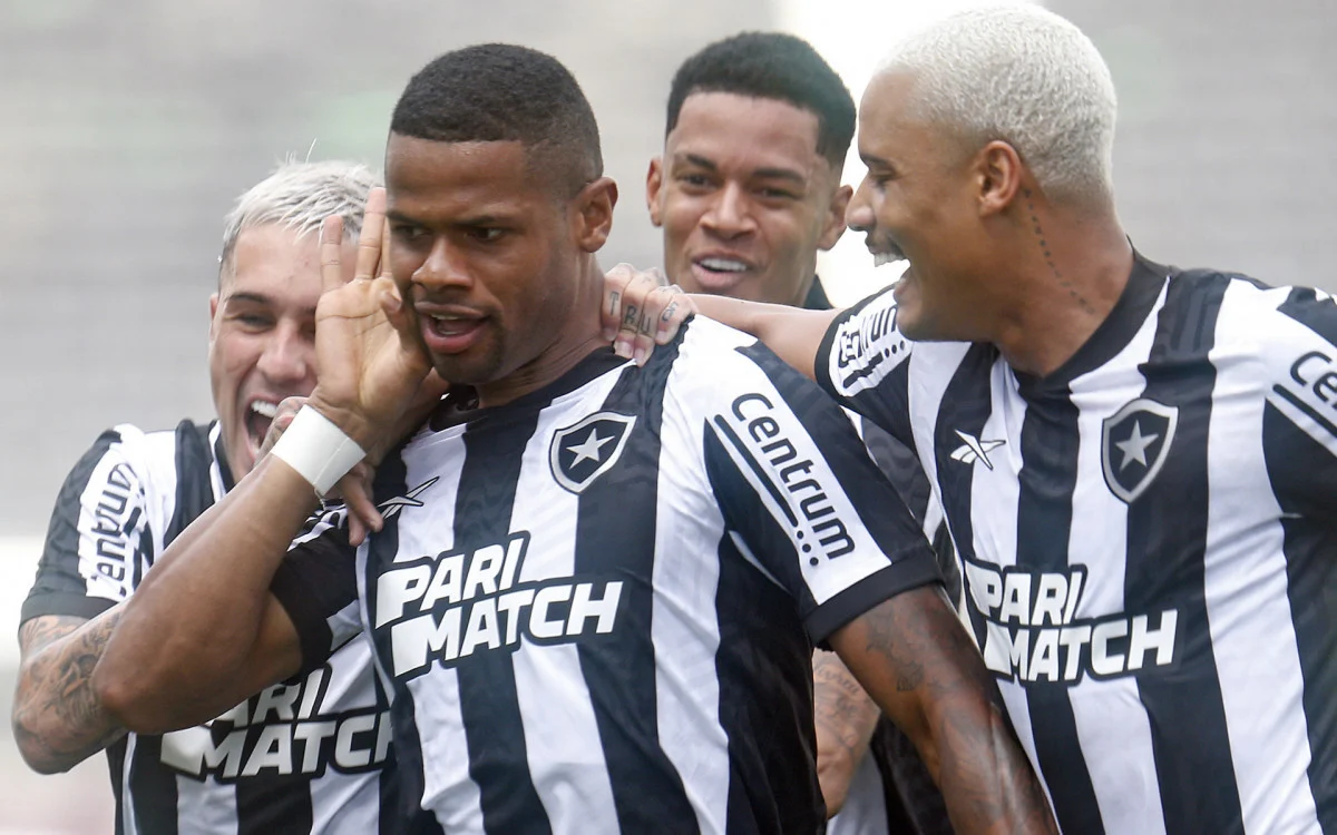 Botafogo vence o Bangu e mantém 100% no Carioca