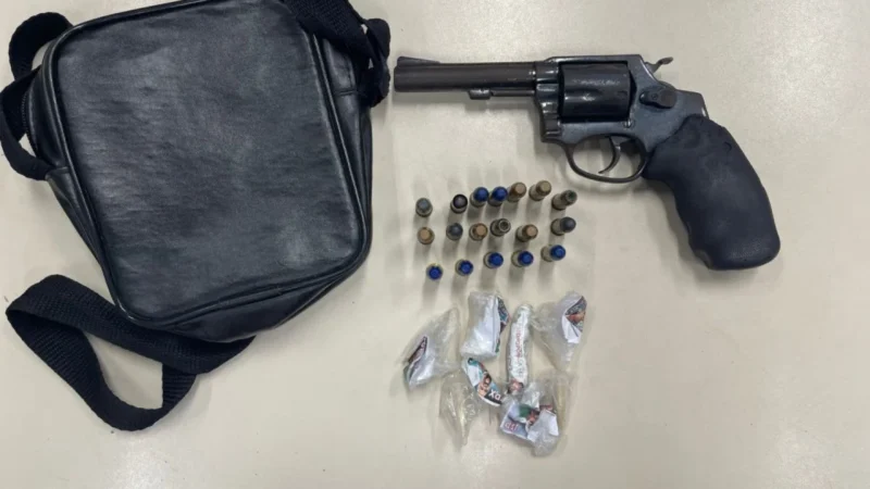 Drogas e arma são apreendidas em Araruama