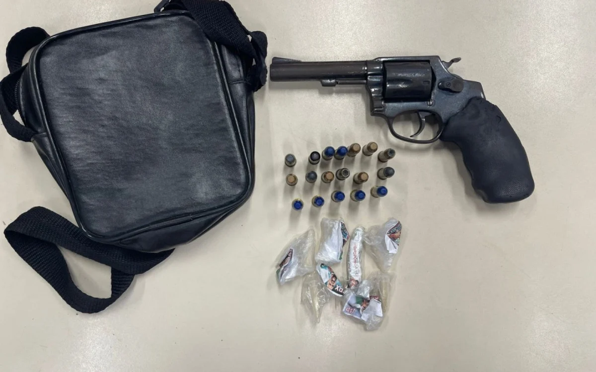 Drogas e arma são apreendidas em Araruama