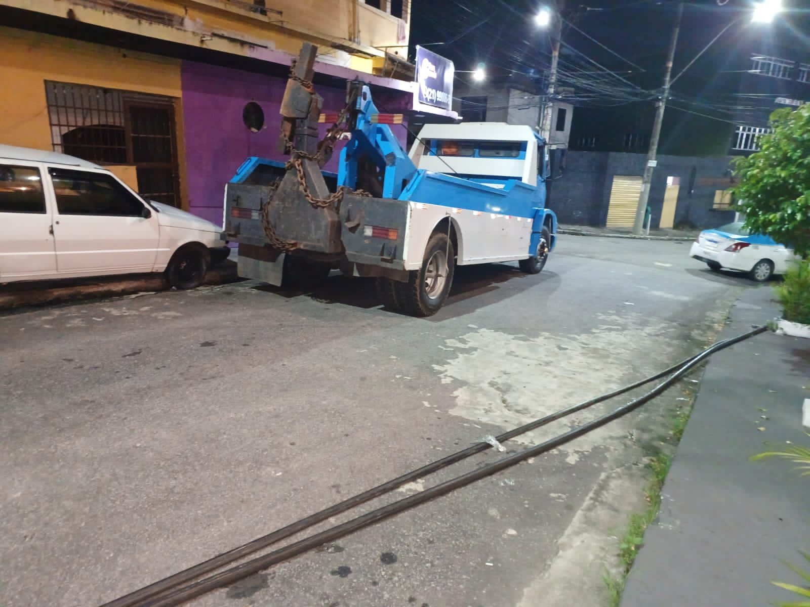 Quadrilha usa caminhão para furtar cabos em São Gonçalo