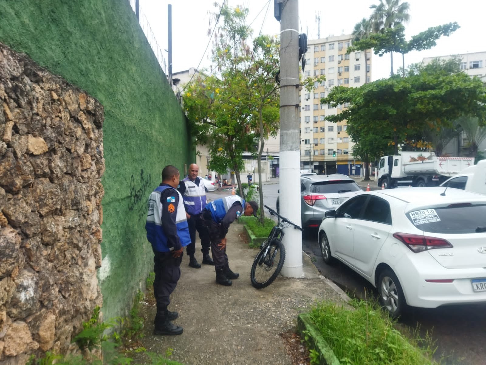 Imagens mostram momento em que loja de bicicletas é arrombada - VÍDEO