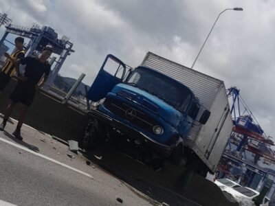 Mais um acidente com caminhão complica trânsito na Ponte