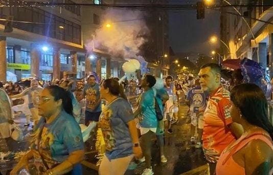Mesmo com chuva, escolas de Niterói dão show na Amaral Peixoto