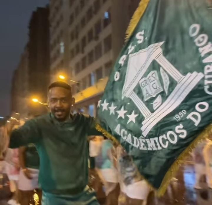 Mesmo com chuva, escolas de Niterói dão show na Amaral Peixoto