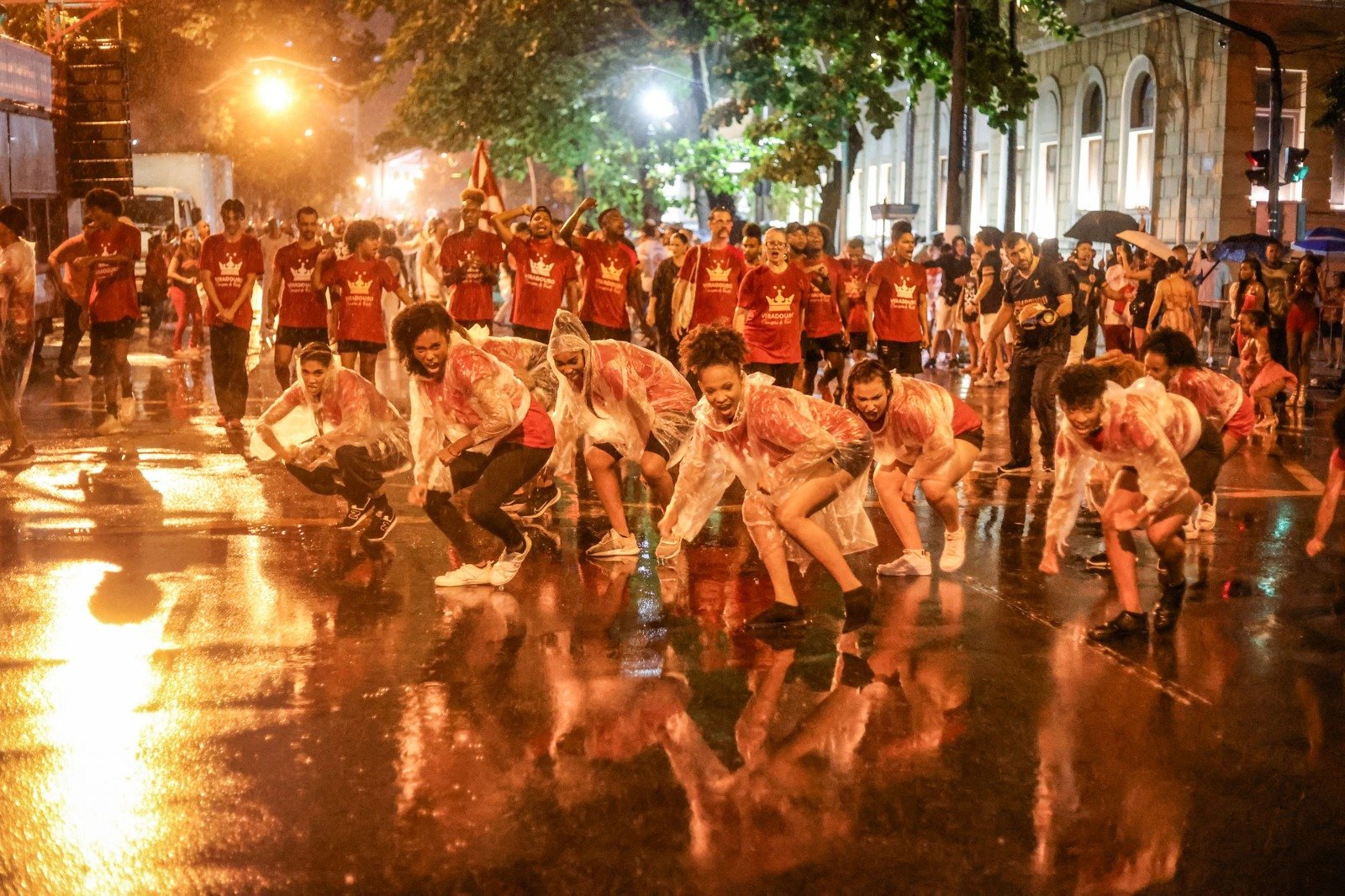 Mesmo com chuva, escolas de Niterói dão show na Amaral Peixoto