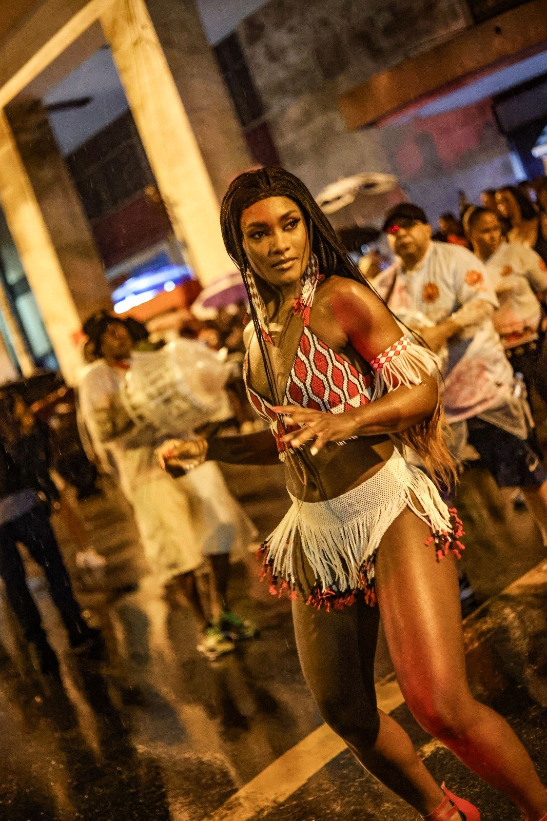 Mesmo com chuva, escolas de Niterói dão show na Amaral Peixoto