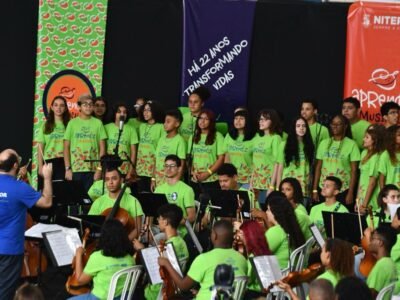 Niterói: Músicos do Aprendiz participam de show da cantora Nanda Garcia