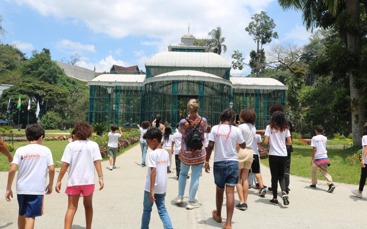 Niterói: Projeto Tô de Férias na Escola leva alunos ao Museu Imperial
