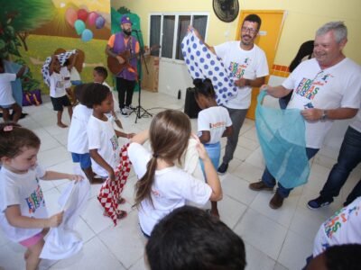 Niterói: Projeto "Tô de Férias na Escola" recebe visita do Prefeito