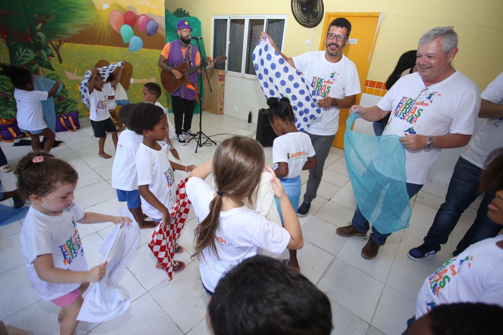 Niterói: Projeto "Tô de Férias na Escola" recebe visita do Prefeito