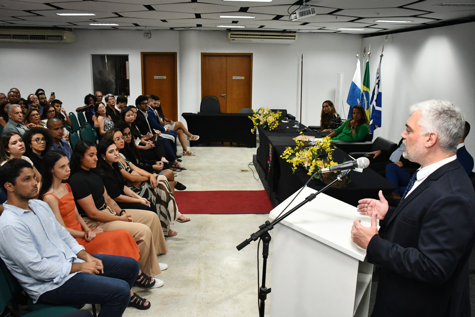 Novos procuradores, analistas e técnicos tomam posse em Niterói