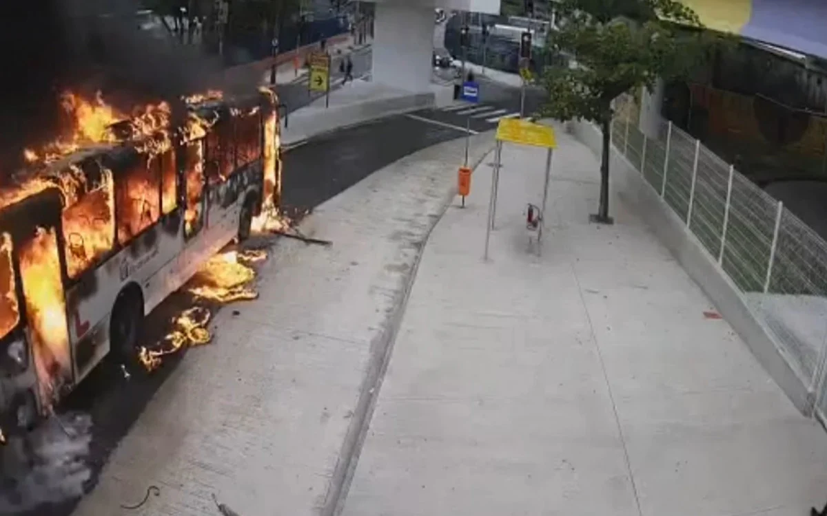 Ônibus pega fogo perto do Terminal de Deodoro