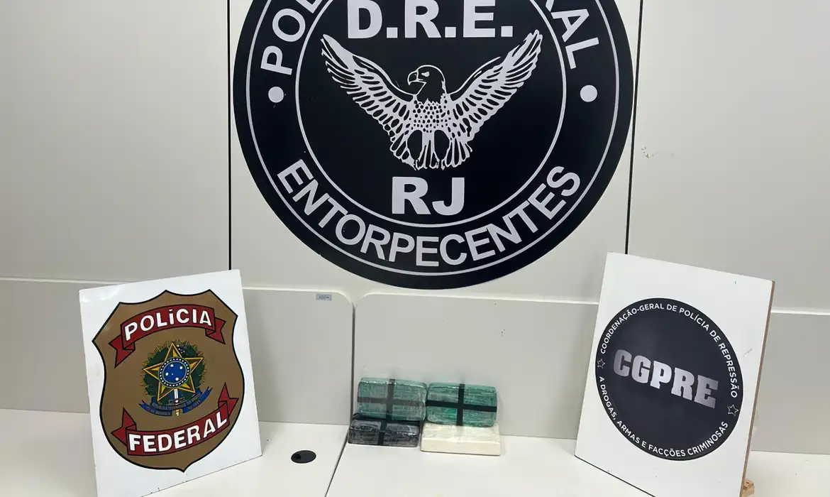 PF prende homem que transportava cocaína em rodovia no Rio