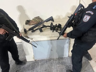 PM prende chefe do tráfico e apreende fuzil em Itaboraí