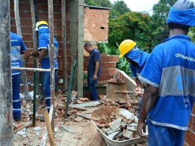 Rio: Construção irregular é derrubada