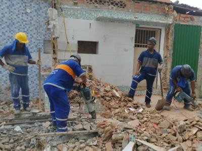 Rio: Imóvel irregular é demolido pela Prefeitura no Catete