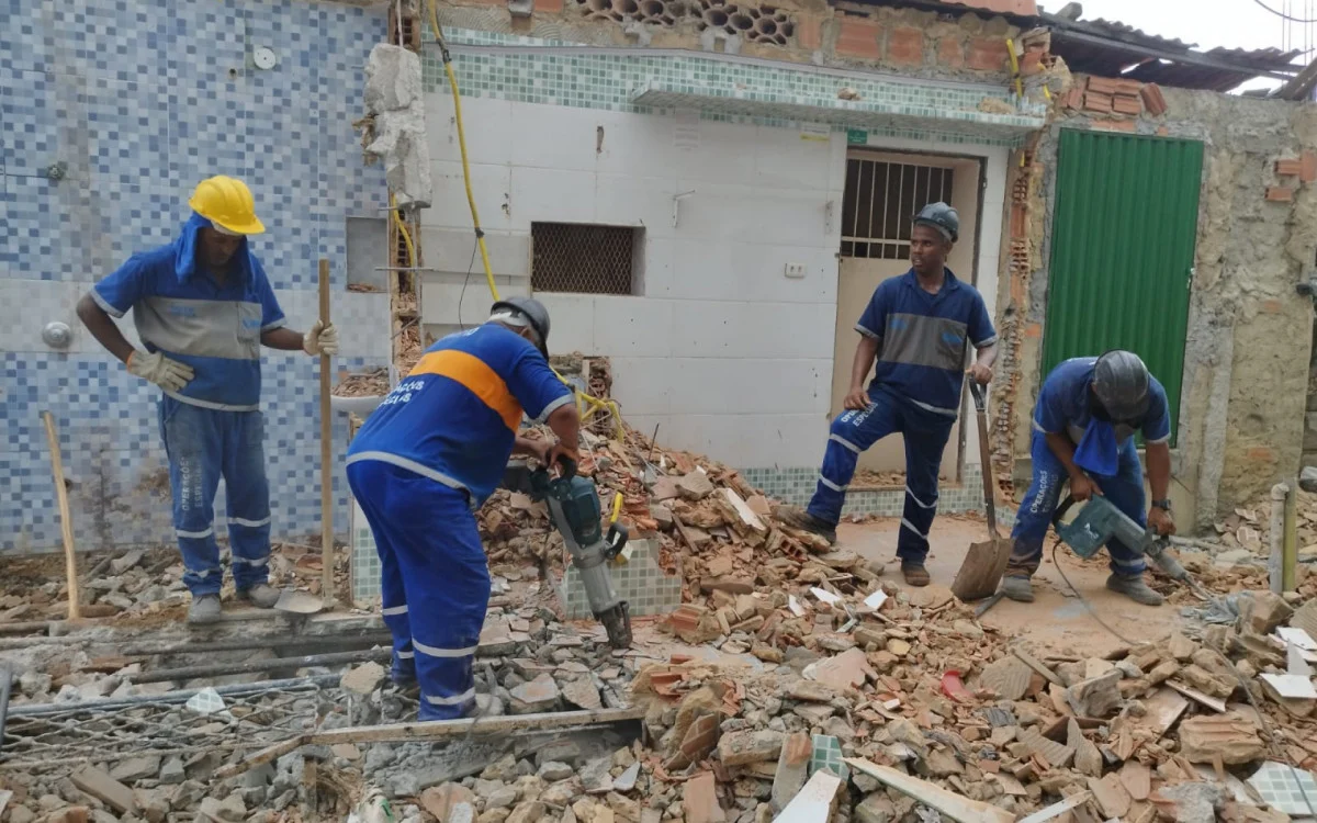 Rio: Imóvel irregular é demolido pela Prefeitura no Catete