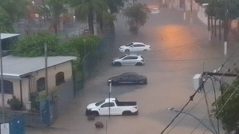Tempestade deixa Niterói debaixo d'água