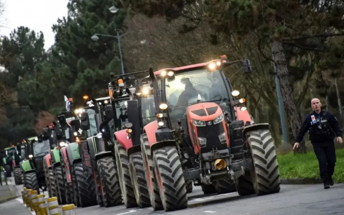 Agricultores começam a liberar estradas na França