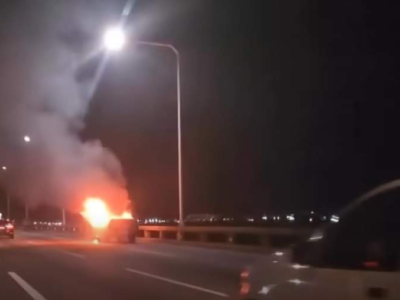 Carro pega fogo na Ponte Rio-Niterói