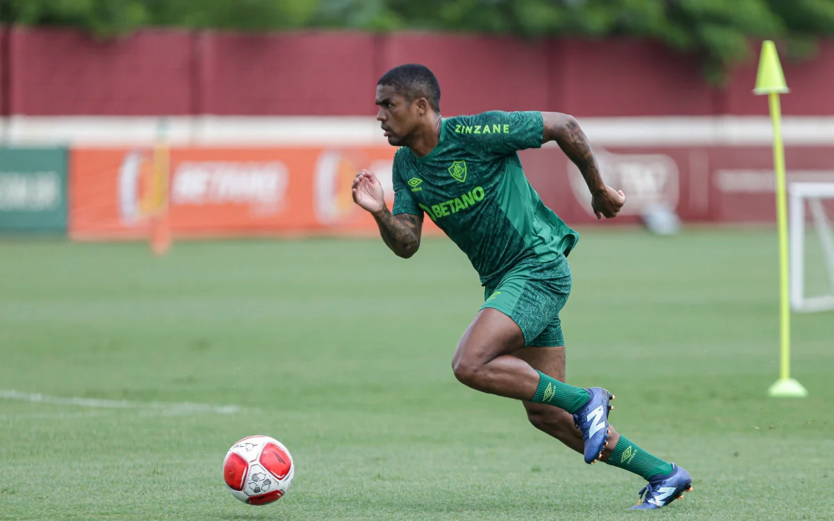 Douglas Costa é relacionado para partida do Fluminense