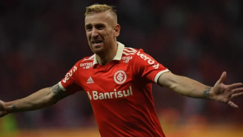 Empresário de atacante do Inter chega ao Brasil para negociar com o Vasco