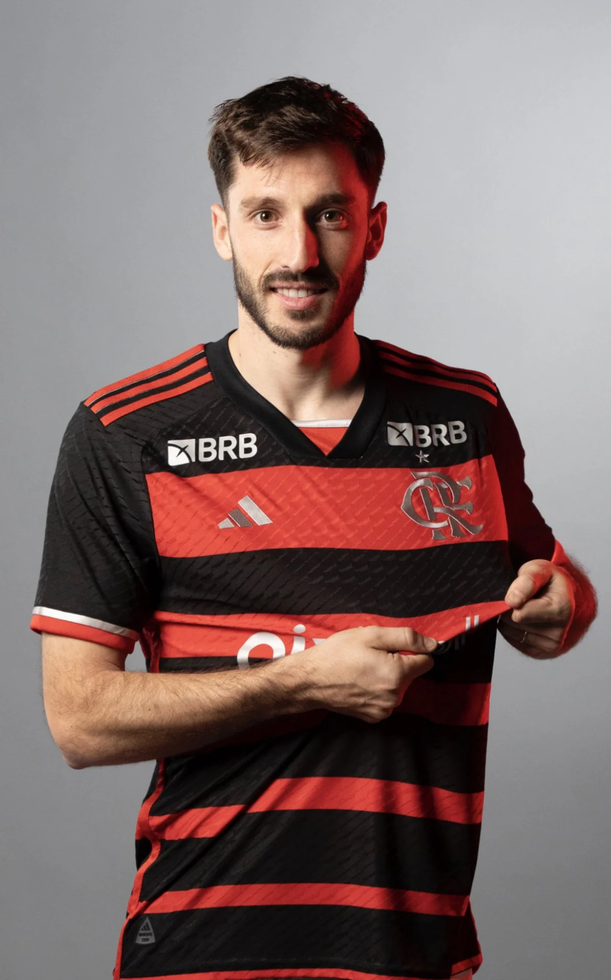 Flamengo anuncia ausência do Viña para jogo contra o Volta Redonda