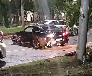Madrugada no Rio: Carro capota na Barra da Tijuca