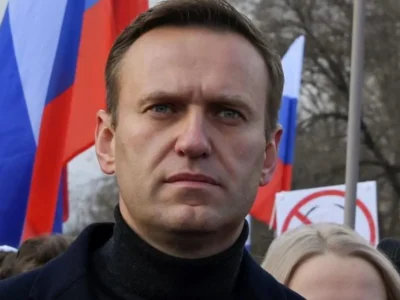 Mãe de Navalny recebe corpo do filho após morte na prisão