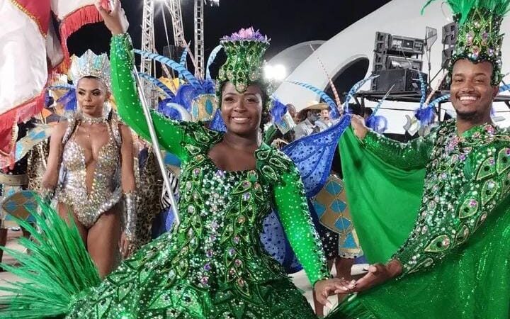 Paraíso do Bonfim fecha a sexta (2) de desfiles no Caminho Niemeyer