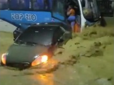 Temporal na Baixada: Família é salva de carro submerso