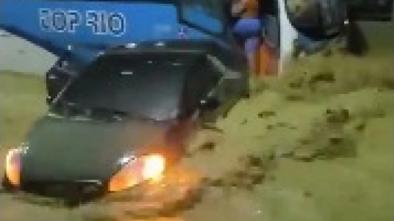 Temporal na Baixada: Família é salva de carro submerso
