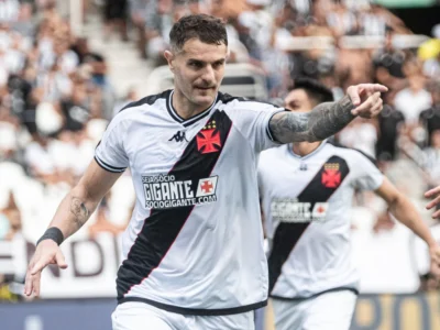 Vegetti celebra renovação com o Vasco: "Estou muito feliz aqui"