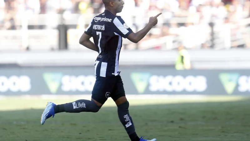 Victor Sá se despede do Botafogo com carinho da torcida