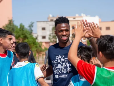 Vini Jr leva magia do futebol para escola no Marrocos