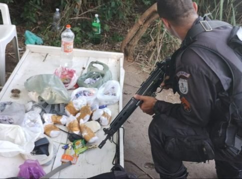 Araruama: Polícia Militar apreende drogas e armas após confronto