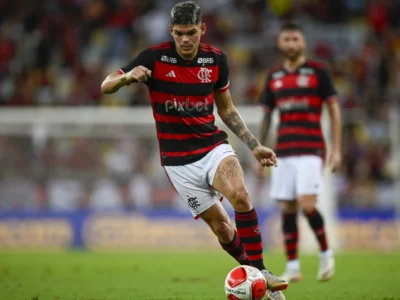 Ayrton Lucas desfalca treino do Flamengo e é dúvida