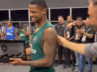 Botafogo celebra artilharia de Júnior Santos na Libertadores