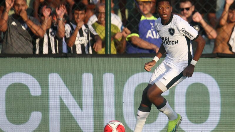 Botafogo negocia renovação de contrato com Yarlen
