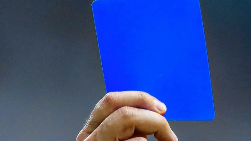 Cartão azul fora das regras do futebol