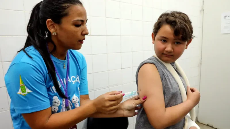 Dengue: Vacinação para adolescentes de 12 a 14 anos começa no DF