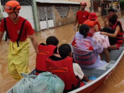 Família é resgatada por bombeiros após ficar ilhada em inundação