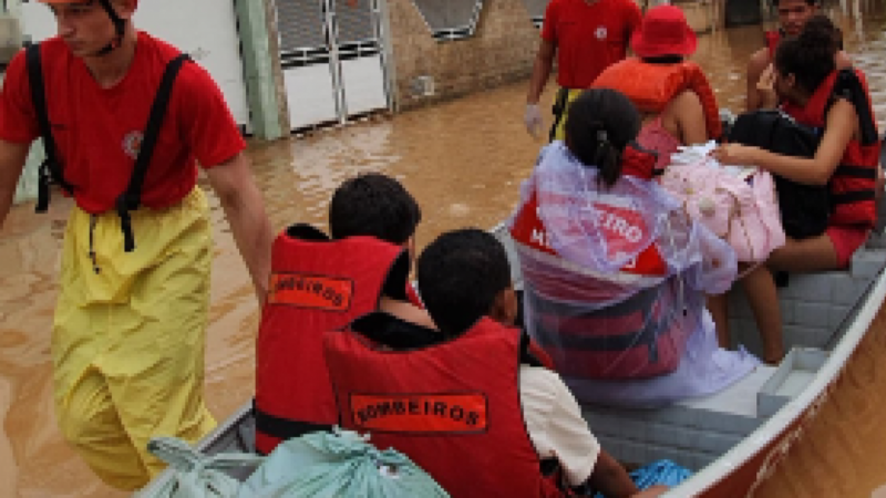 Família é resgatada por bombeiros após ficar ilhada em inundação