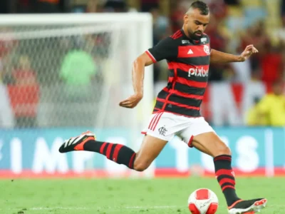 Flamengo: Fabrício Bruno fratura o nariz e usará máscara de proteção
