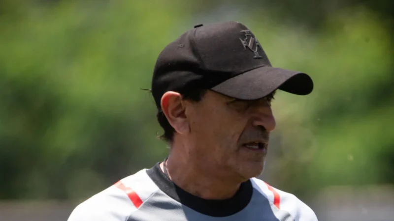 Jogadores do Vasco treinam em horários distintos